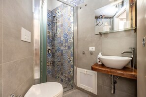 Douche, séchoir à cheveux, serviettes fournies