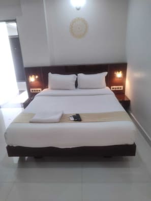Deluxe Single Room | Desk, rollaway beds, free WiFi, bed sheets - Hotel Itagi Square (Vijayapura)