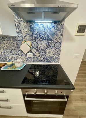 Fridge, oven, dishwasher, coffee/tea maker