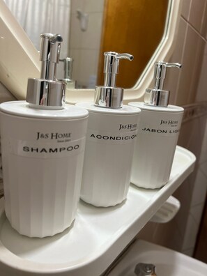Toallas, jabón, papel de baño