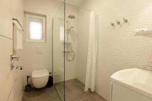 Secadora de cabello, toallas, jabón, papel de baño 