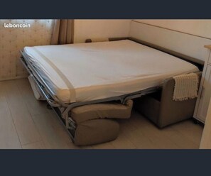Iron/ironing board, WiFi, bed sheets