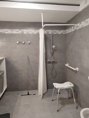 Een haardroger, handdoeken, zeep, toiletpapier