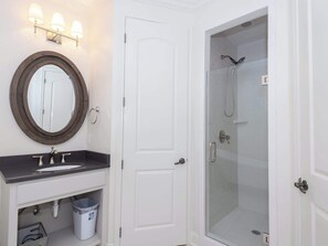 Shower, hair dryer, towels - Tanglewood Touchback | Best Playoff Weekend Rate (Oxford)