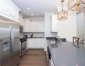 Fridge, microwave, oven, stovetop - Tanglewood Touchback | Best Playoff Weekend Rate (Oxford)