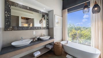 Riverbed Suite | Roupas de cama premium, frigobar, cofres nos quartos, cortinas blackout