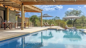 2 outdoor pools