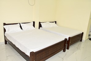 Habitación familiar con 1 cama doble o 2 individuales, vistas a la montaña | Wifi gratis