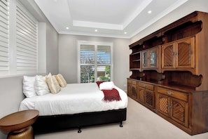 6 bedrooms, iron/ironing board, WiFi, bed sheets