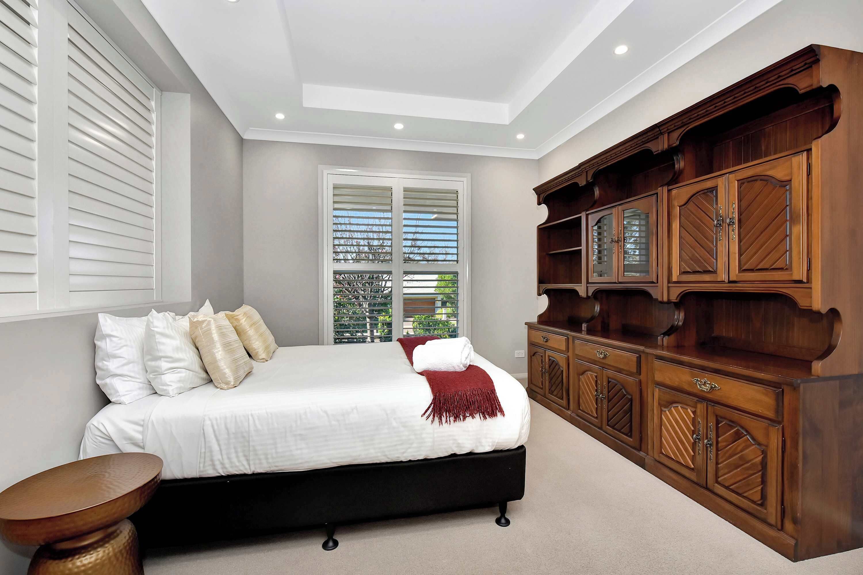 6 bedrooms, iron/ironing board, WiFi, bed sheets