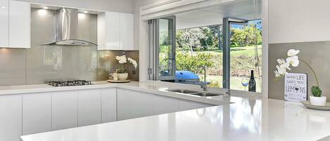 Refrigerador, microondas, horno, placa de cocina