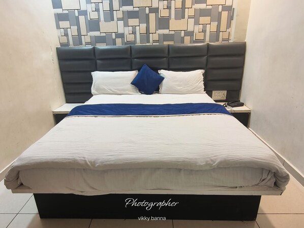 Egyptian cotton sheets, premium bedding, desk, laptop workspace