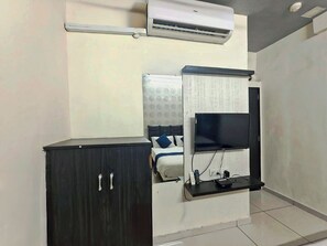 Egyptian cotton sheets, premium bedding, laptop workspace, free WiFi - HOTEL SUNWAY (Ahmedabad)