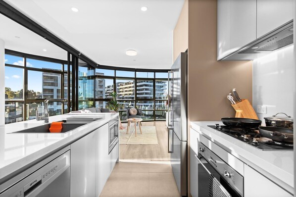 Jääkaappi, mikroaaltouuni, uuni, liesi