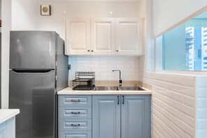 Luxury Apartment, City View | Private kitchen | Full-size fridge, microwave, oven, stovetop - Silk Valley-Luxury 2B close to Beach (Dubai)