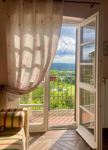 A romantic farmhouse among the vineyards, 15' from the Serravalle outlet