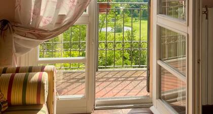 A romantic farmhouse among the vineyards, 15' from the Serravalle outlet