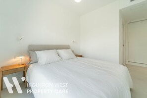 Iron/ironing board, travel crib, free WiFi, bed sheets