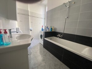 シャワー、ヘアドライヤー、ビデ、タオル