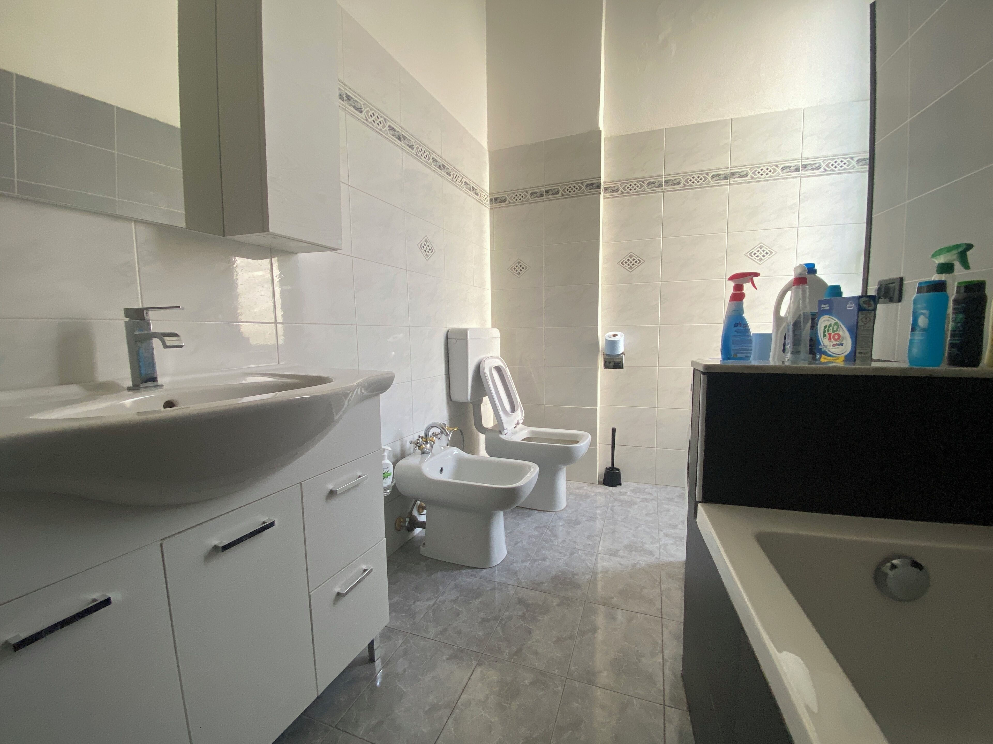 Dusche, Haartrockner, Bidet, Handtücher