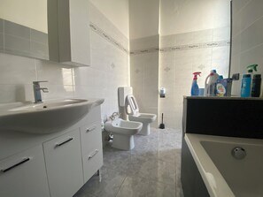 Shower, hair dryer, bidet, towels - Bed'n Fast Savona (Savona)