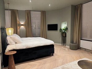 Neljän hengen deluxe-huone, kaupunkinäköala | Pimennysverhot, äänieristys, ilmainen Wi-Fi