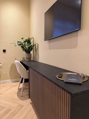 Kahden hengen deluxe-huone, näköala puutarhaan | Pimennysverhot, äänieristys, ilmainen Wi-Fi