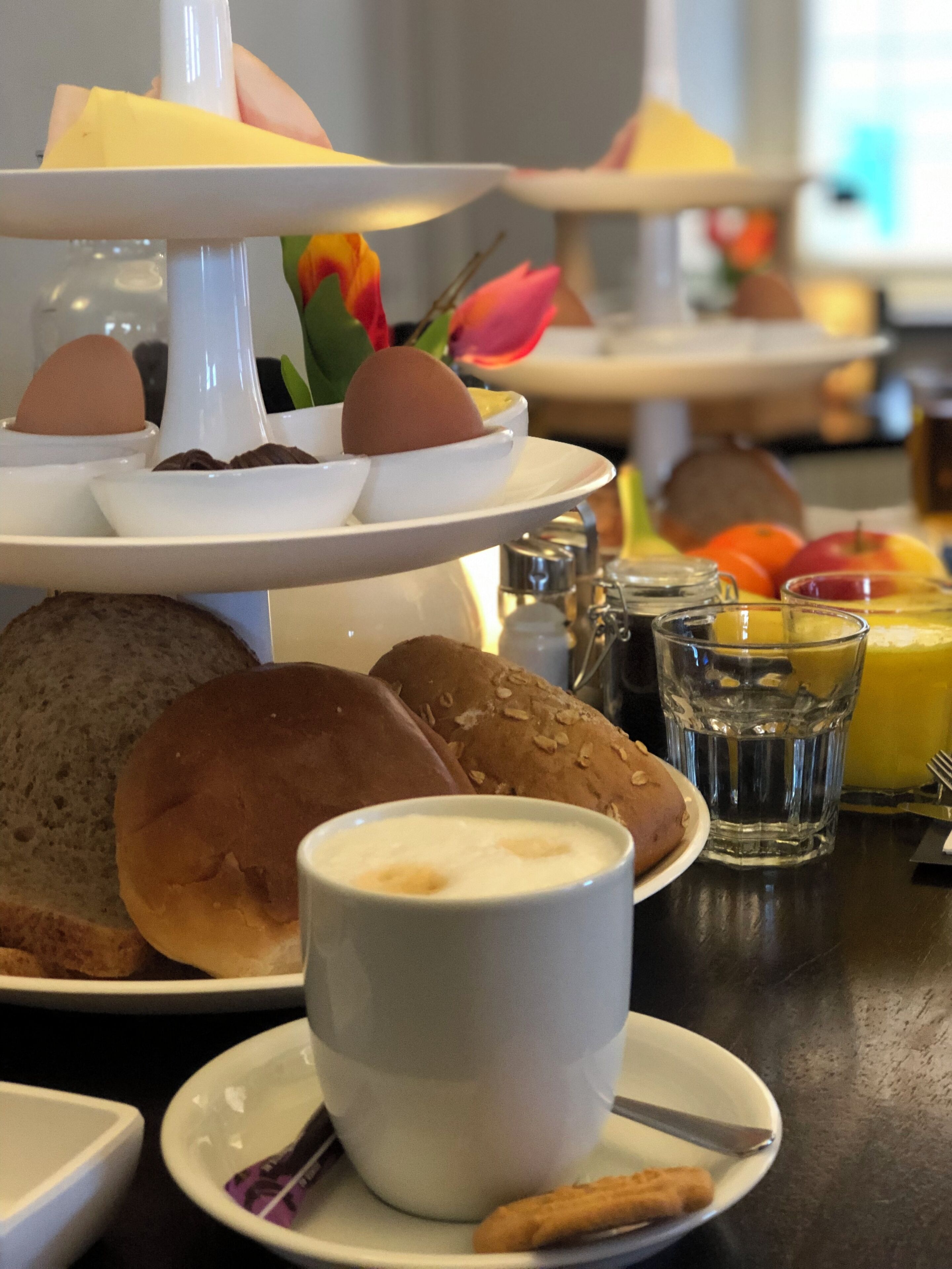 Een ontbijtbuffet met diverse producten, zoals brood, eieren en fruit.