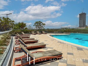 Una piscina al aire libre