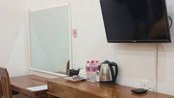 Una scrivania, Wi-Fi gratuito