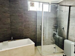 Ducha, secador de pelo y toallas