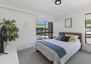 Iron/ironing board, bed sheets
