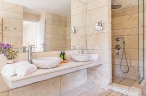 Villa exclusive, vue sur la mer | Salle de bain | Douche cascade, articles de toilette (gratuits), séchoir à cheveux