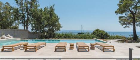 Una piscina al aire libre de temporada