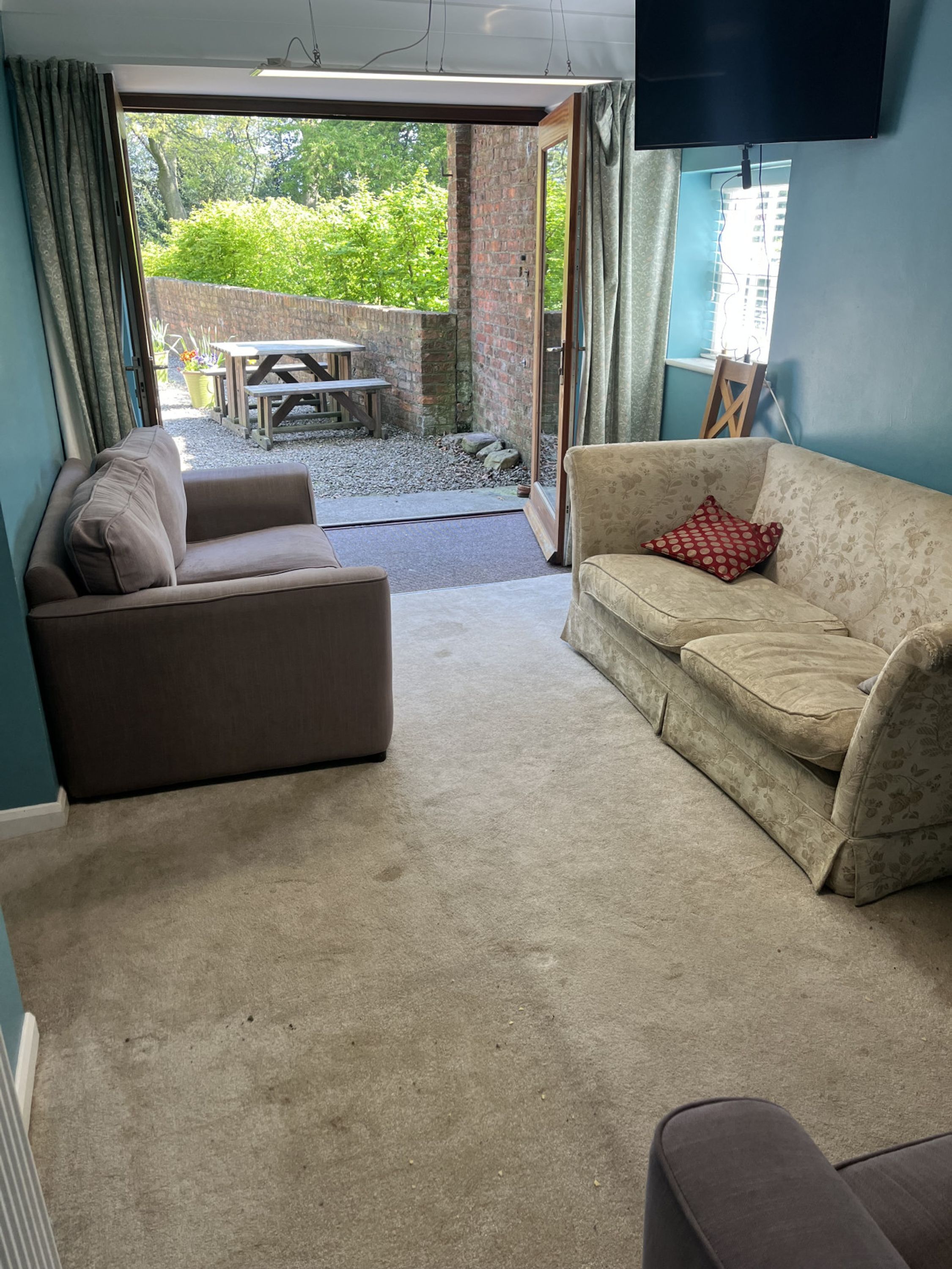 5 عدّة غرف نوم ومكتب وتجهيزات عازلة للصوت