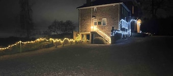 Stunning Hall Cottage Near York and Leeds