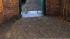 A brick archway leading to a gravel path with a green door. - Historic Hall Wing nr York Leeds Free Hot tub (Tadcaster)