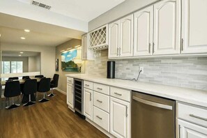 Kjøleskap, ovn, kokeplater og oppvaskmaskin