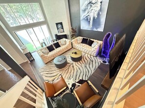 TV, peis, videospill og kontorer