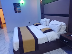 Deluxe-huone | Kannettavalle tietokoneelle sopiva työtila, ilmainen Wi-Fi