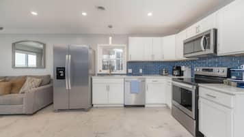 Kaffe-/temaskine, højstol, køkkentøj/tallerkener/redskaber