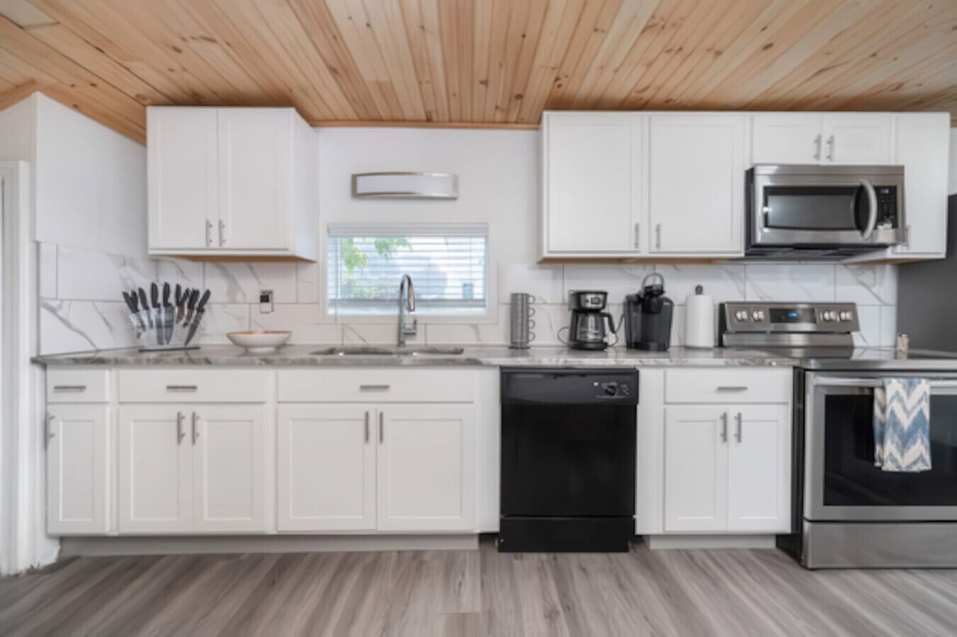 Cafetera y tetera, utensilios de cocina y condimentos 