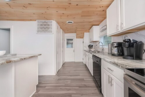 2BR Shoreside Retreat w/ Beach Access & Interiors