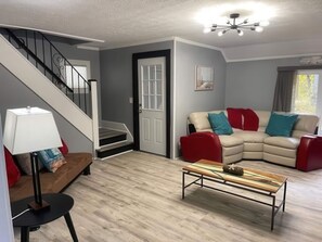 Fernseher, Kamin, Bücher