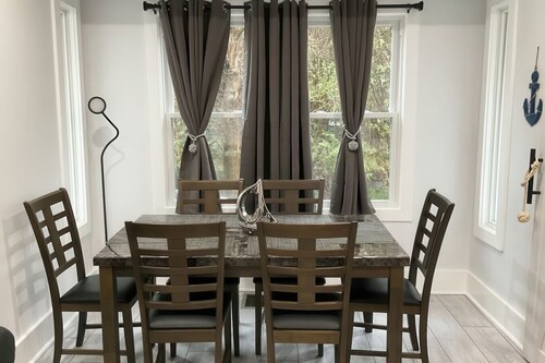 Cozy Coastal Retreat N/ Lake Ontario Sleeps 8