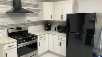 Een magnetron, een oven, een kookplaat, een vaatwasser