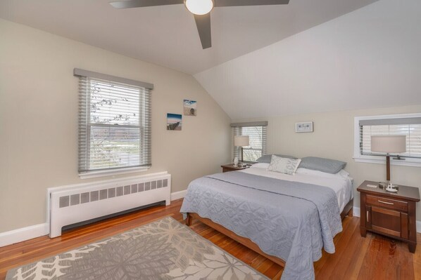 6 bedrooms, desk, iron/ironing board, travel cot