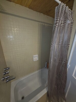 Haartrockner, Bidet, Handtücher, Seife