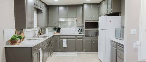 Refrigerador, microondas, horno y parrilla de estufa