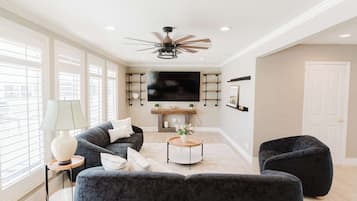 TV, lareira, aparelho de som, escritórios